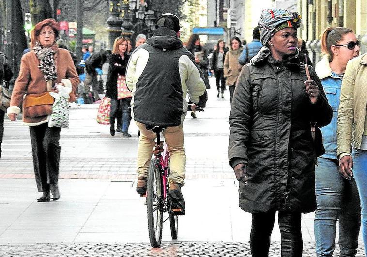 Las multas a ciclistas por circular en zonas peatonales se triplican este año en Bilbao